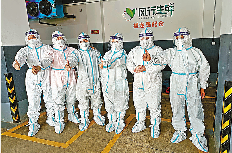 ◆身穿防護服的槎龍集配中心保供人員出發前往封控區、管控區配送。 受訪者供圖