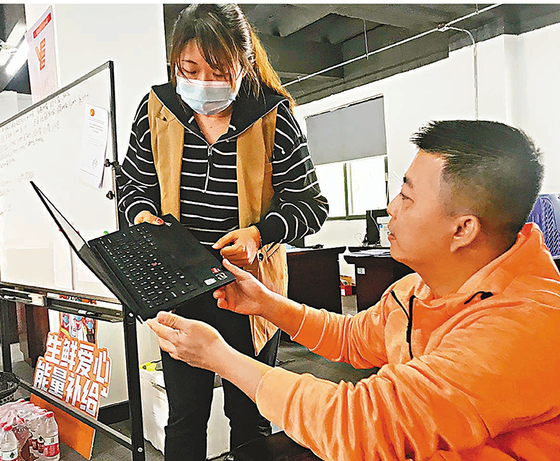 ◆馬國輝（右）每天要處理很多保供調度工作。 香港文匯報記者敖敏輝 攝