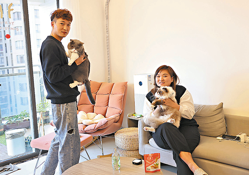 ◆ 曾小妹家有兩貓，生活多了許多快樂 。 香港文匯報記者胡若璋 攝