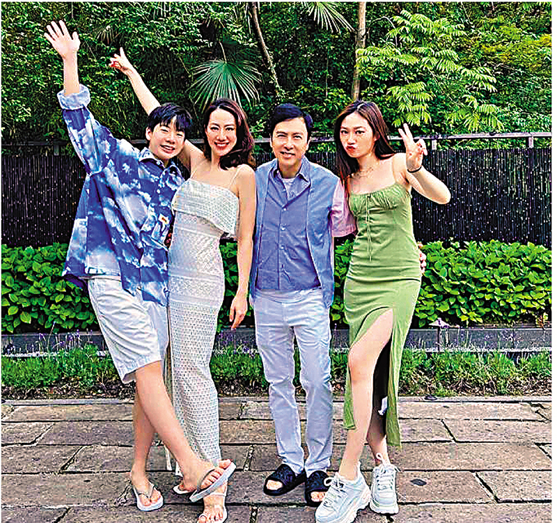 甄子丹一家人在外地旅遊。