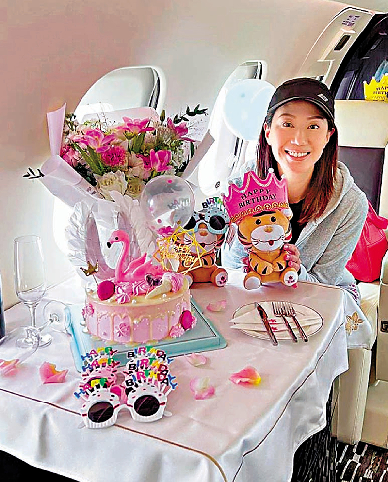 汪詩詩在私人飛機上慶生。
