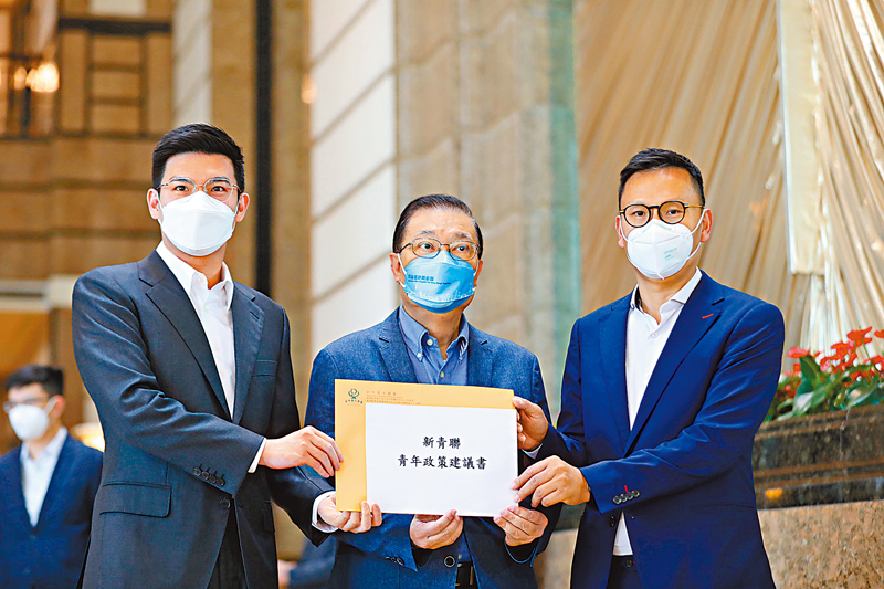 ◆ 新青聯向李家超競選辦遞交政策建議書。 香港文匯報記者  攝