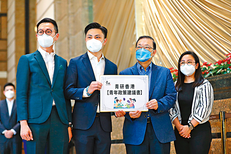 ◆「青研香港」向李家超競選辦遞交政策建議書。香港文匯報記者  攝