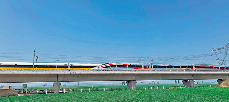 ◆ 新型復興號高速綜合檢測列車上線運行，創造高鐵動車組列車明線和隧道交會速度世界紀錄。 國鐵供圖