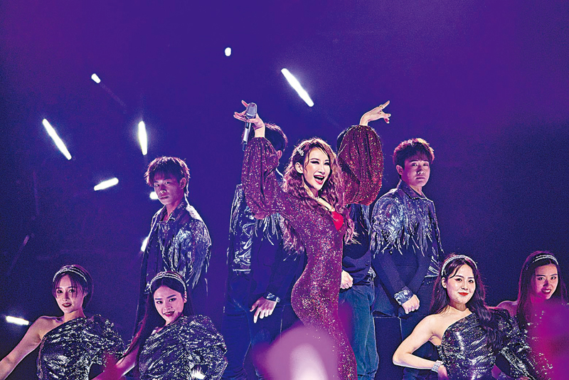 ◆李玟一襲紅色摩登戰衣登上節目初舞台。