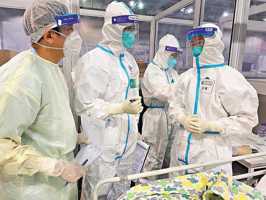 ◆劉勇（右）等內地醫生與港方醫生一起查房。受訪者供圖