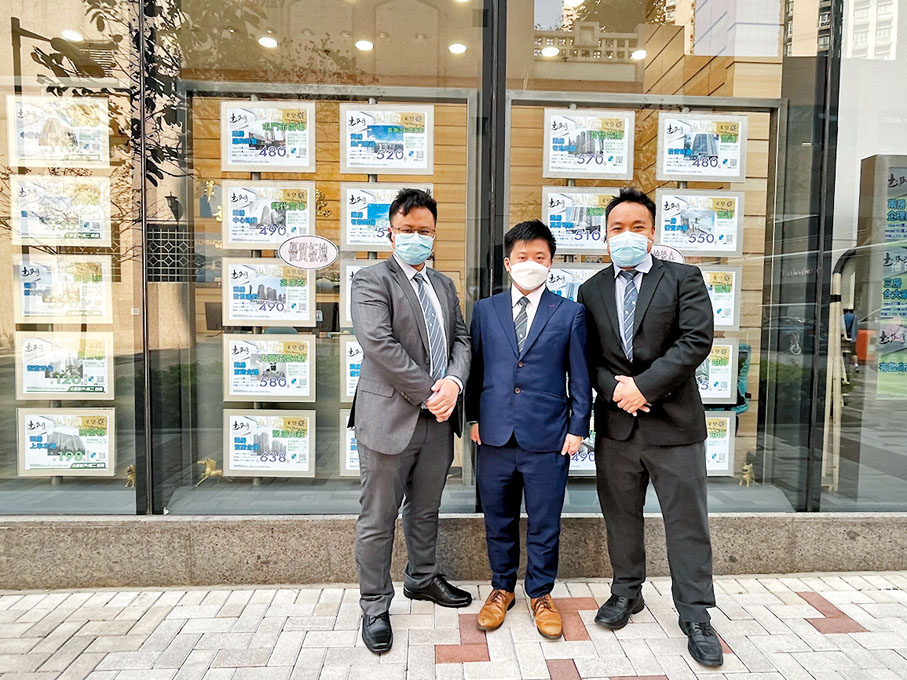 ◆左起為祥益高級客戶主任徐福成、高級物業顧問楊樂生和客戶主任蘇少鴻 。
