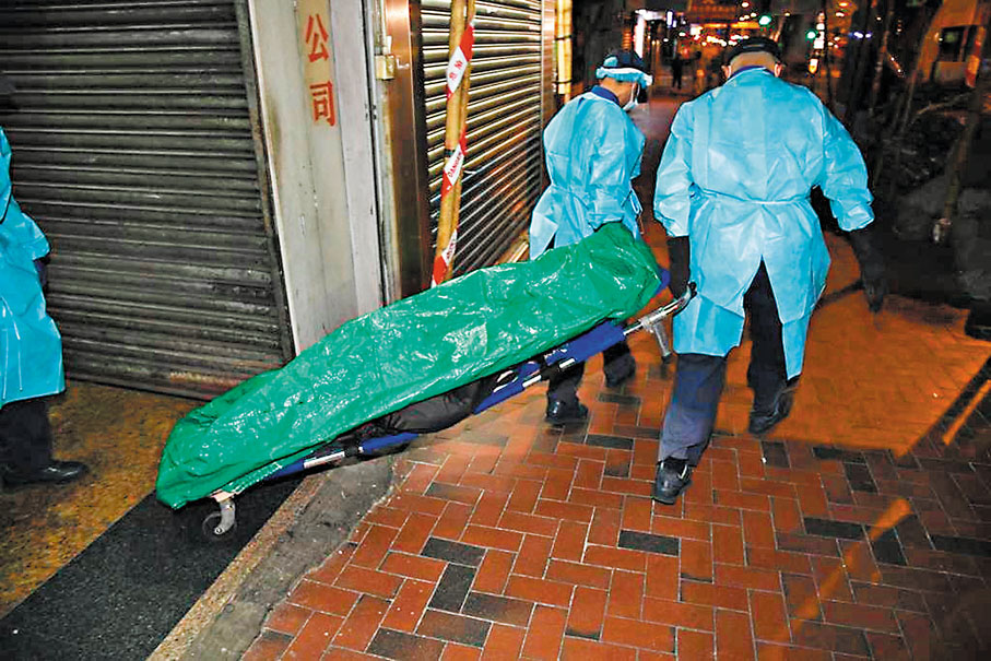 ◆慘遭母親勒斃僅19個月大的女嬰遺體，昨日凌晨由仵工舁送殮房等候法醫剖驗以確定死因。