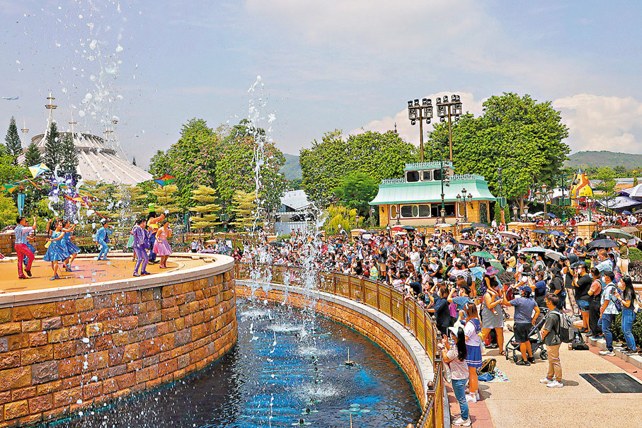 ◆不少家長帶小朋友入園，一解疫情之乏。