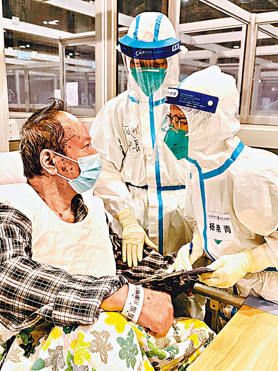 ◆醫護對患病老人家細心會診。余立挺 攝