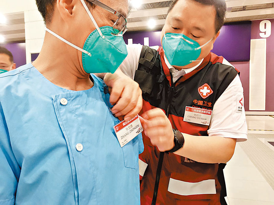 ◆內地援港醫療隊總領隊崇雨田幫醫生整理裝備。 余立挺 攝