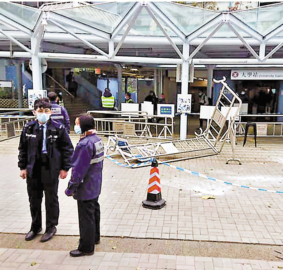 ◆去年1月11日中文大學設於大學站外的保安站遭人搗亂，保安員被潑灑不明粉末。 資料圖片