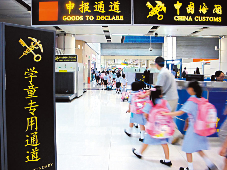 ◆ 本學年就讀香港中小幼而居於內地的學生人數只剩下約1.8萬人，一年間大減近9,000人。圖為疫情前到香港上學的跨境學生。 資料圖片