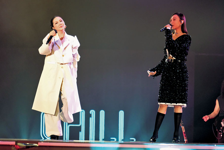 ◆ 衛蘭（左）和AGA同台表演。