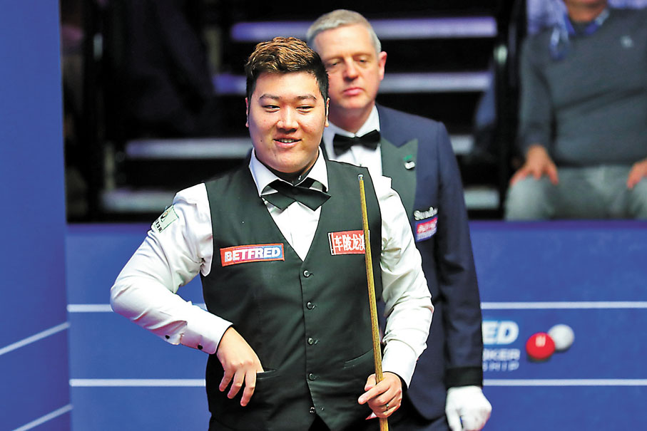 ◆ 顏丙濤（左）比賽時不忘幽默、搞氣氛。 新華社