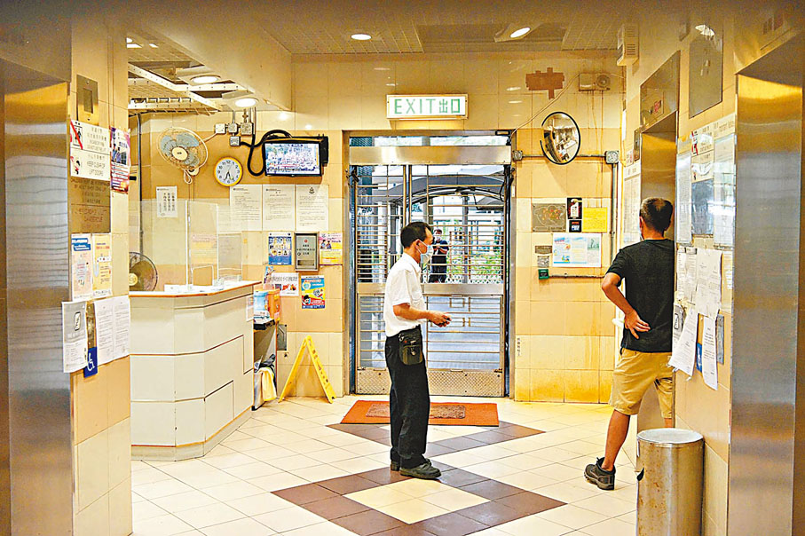 ◆議員引述局方回應表示，政府會推出獎勵計劃，鼓勵物業管理公司、業主立案法團或業主委員會協助有關的清潔員或保安員申請。圖為大廈保安員與住戶交談。 資料圖片