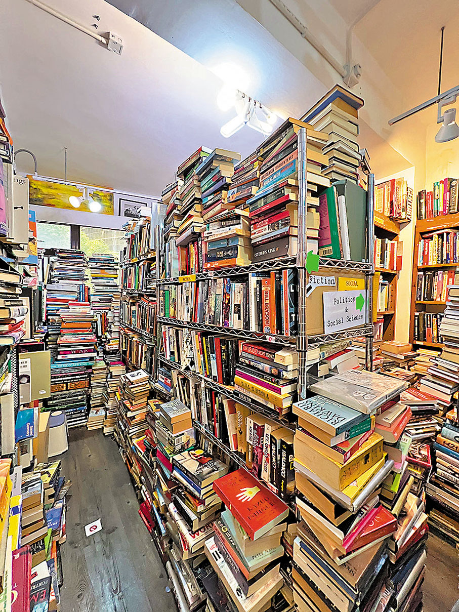 ◆「莉莉書屋」主營外文圖書，亂中有序。