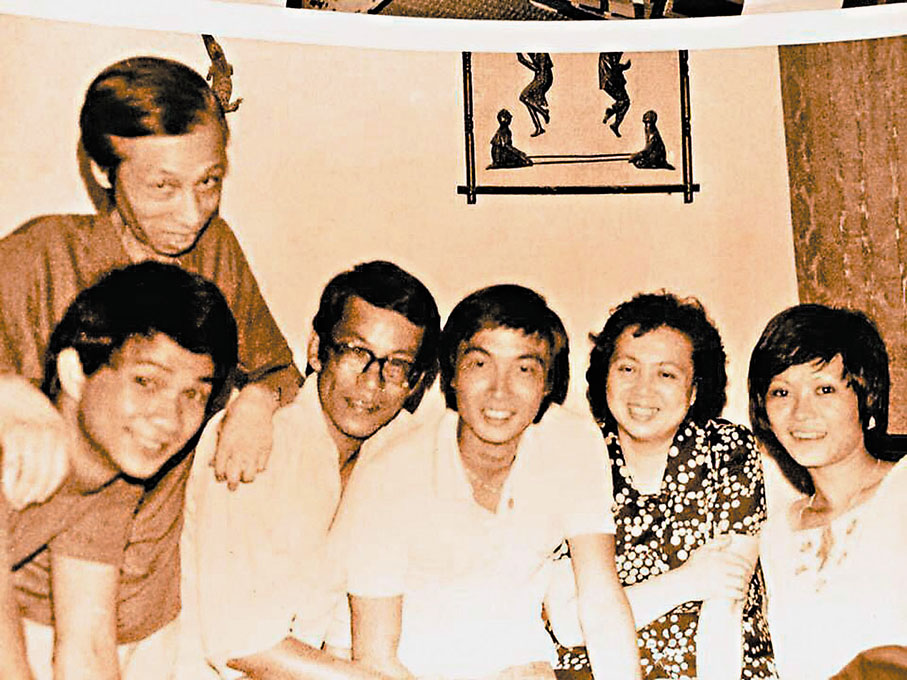 ◆小明哥、家父、兆熊哥、松仔、家母和黃莎莉在我家共聚。作者供圖