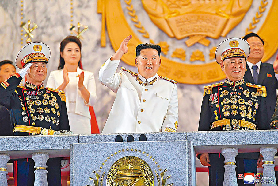 ◆ 金正恩等朝鮮領導人出席閱兵儀式。美聯社