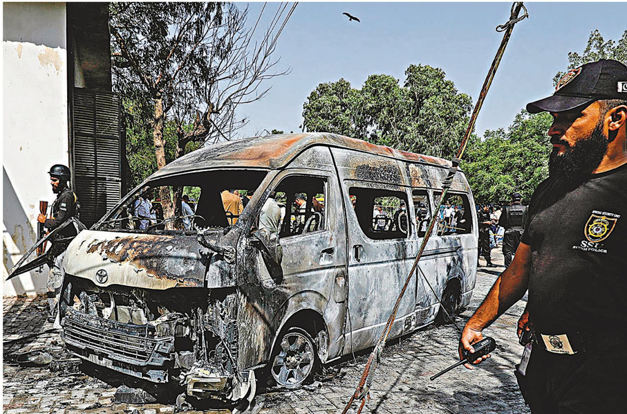 ◆ 卡拉奇大學孔子學院自殺式恐怖事件造成最少3名中方教師死亡，1名中方教師受傷，另有一名當地司機死亡。 路透社