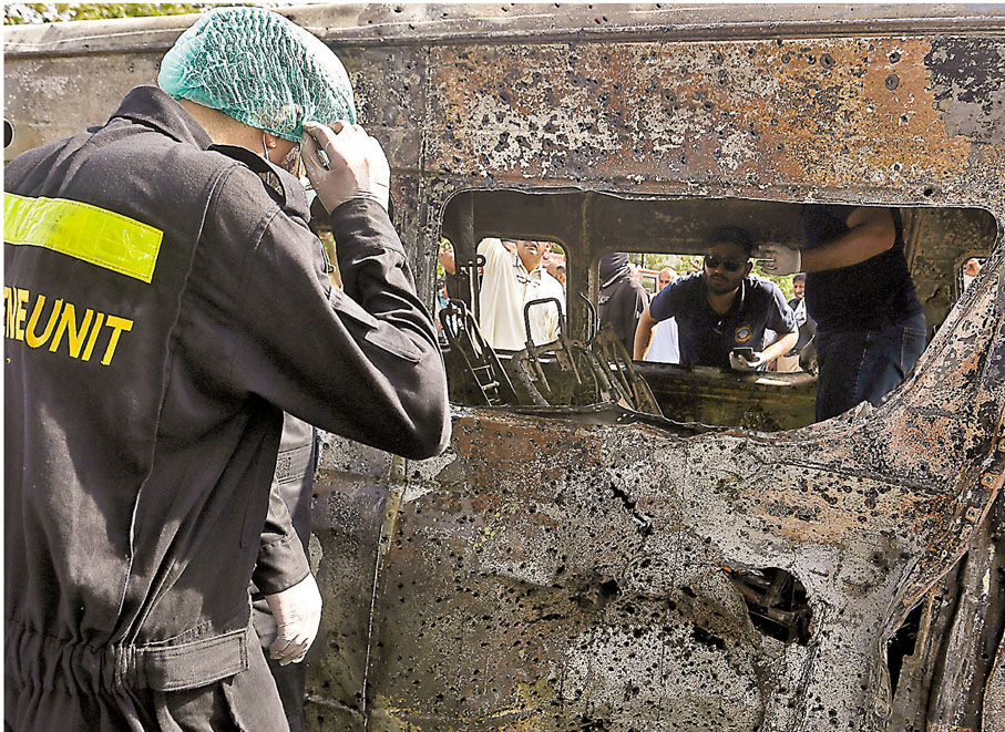 ◆ 小巴車身滿布細小洞孔。 美聯社