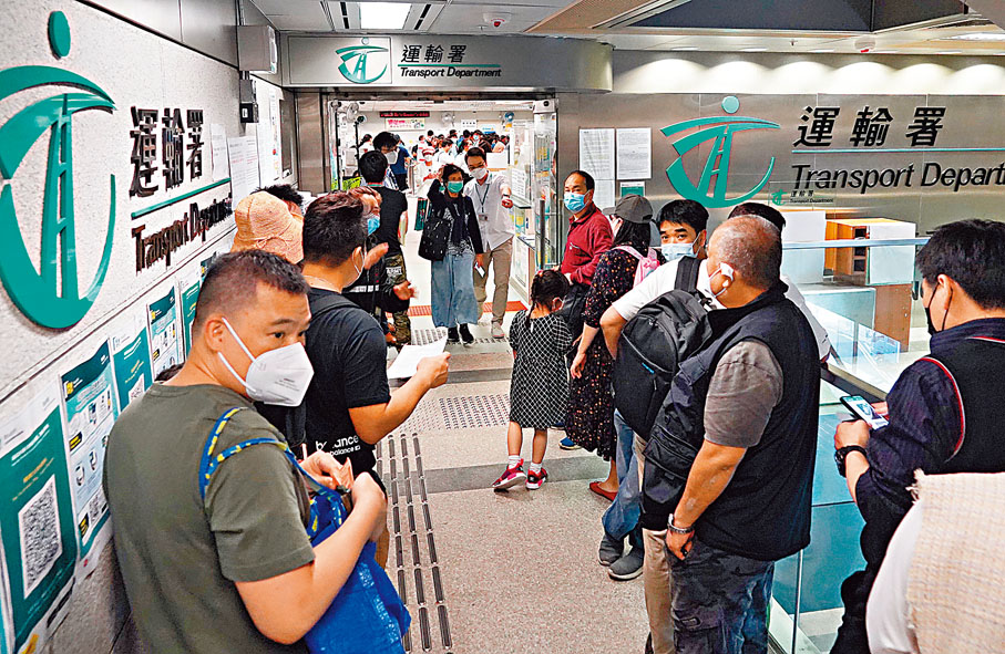 ◆早前，牌照事務處大排長龍。香港文匯報記者  攝