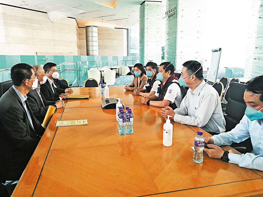 ◆內地援港醫療隊總領隊崇雨田教授、副總領領隊張忠德教授、廣東省衞健委處長馮宏祥、副領隊李勇及廣東省港澳辦處長邵瑾女士在百忙中抽空會見獅子山文藝協會的幾位書畫家並親切交流。