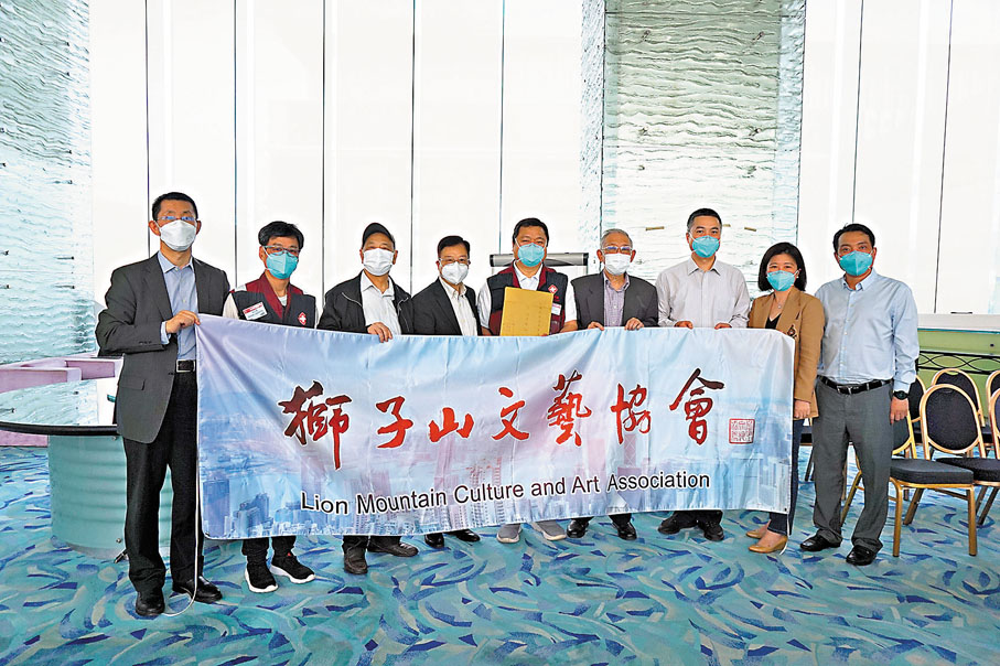 ◆獅子山文藝協會幾位代表將參與的書畫家作品專程送到援港醫療隊總領隊崇雨田教授手上，再轉交到每位醫護手上，以表敬意。