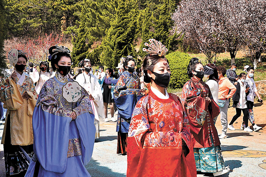 ◆漢服遊園吸引遊客拍照。