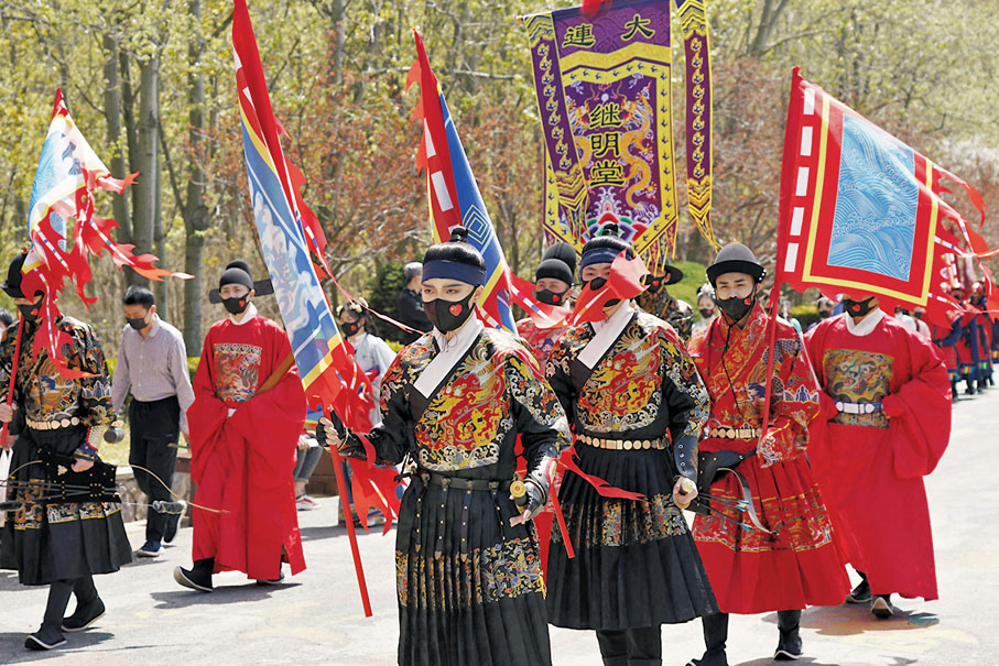 ◆身明制漢服的表演者衣袂翩翩。