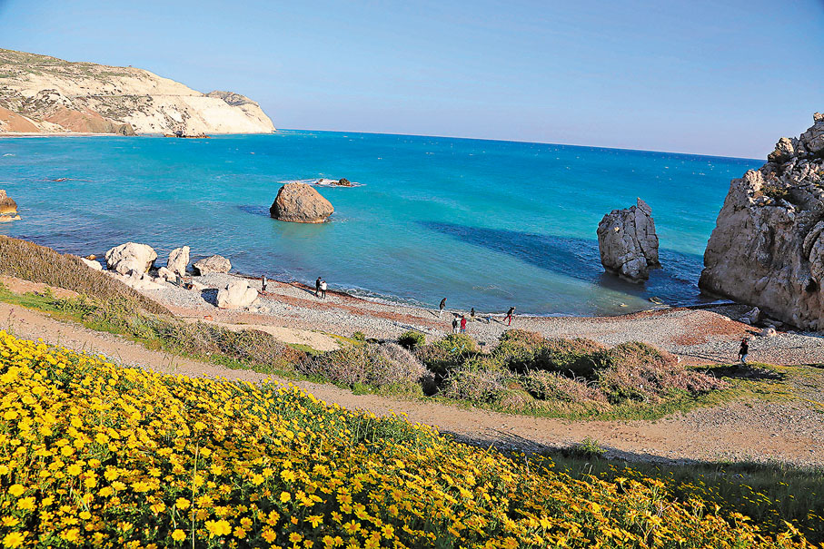 ◆人們在塞浦路斯帕福斯的「愛神石」景區遊覽。