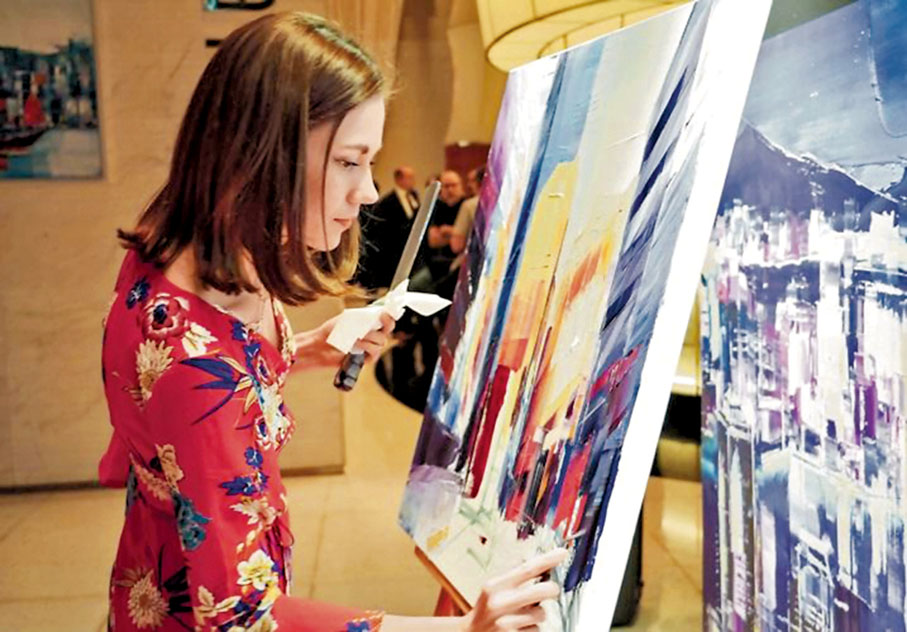 ◆安娜在數碼港艾美酒店大堂示範用油畫刀畫畫。 作者供圖