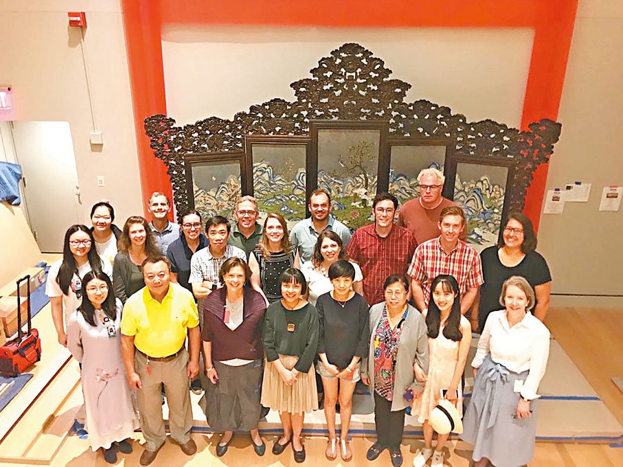 ◆展覽團隊於2018年完成「鳳舞紫禁：清代皇后的藝術與生活」的展覽布置工作。 香港故宮文化博物館供圖