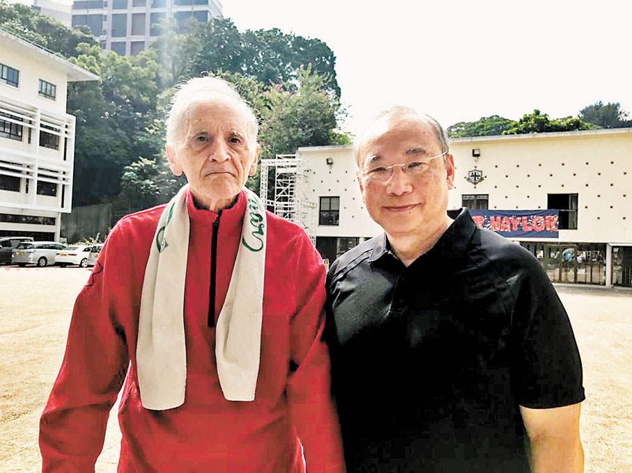 蘇中平（右）早年與已故的九龍華仁書院老師魏志立神父（左）合照。兩人於上世紀七十年代曾教過李家超。 受訪者供圖