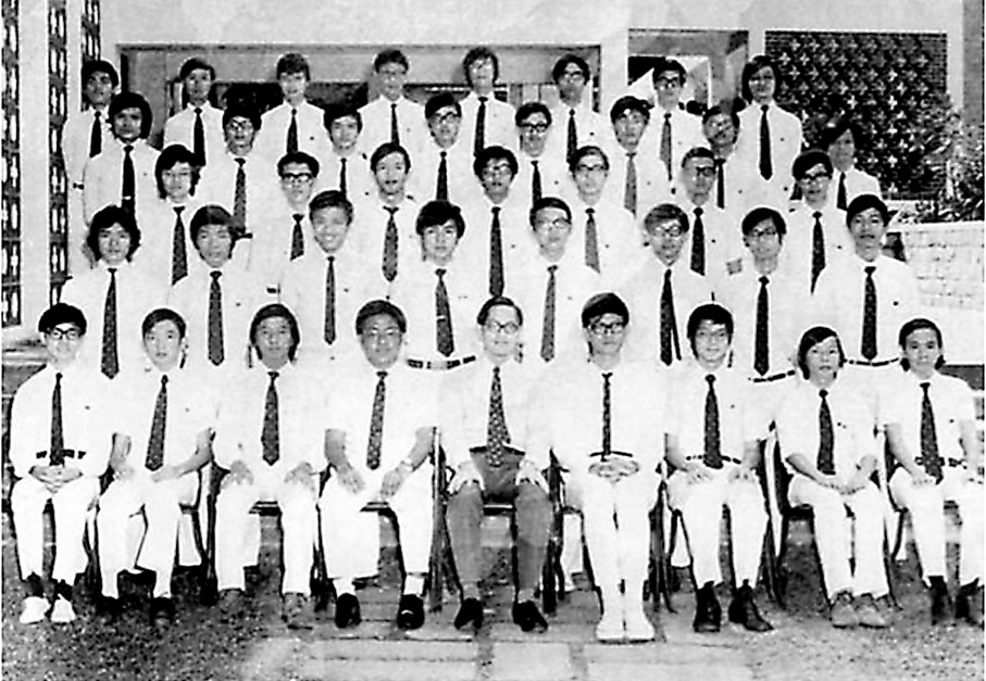 ◆1975年九龍華仁書院中五A班的照片，李家超學號16，站第三排左一；黎永良學號13，站下數第二排左四。 受訪者供圖