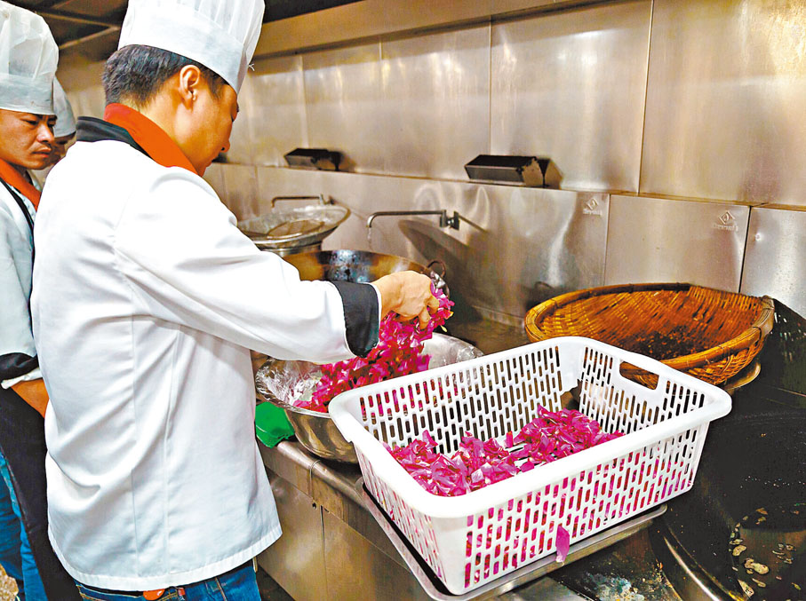 ◆ 廚師在製作炸玫瑰。 受訪者供圖