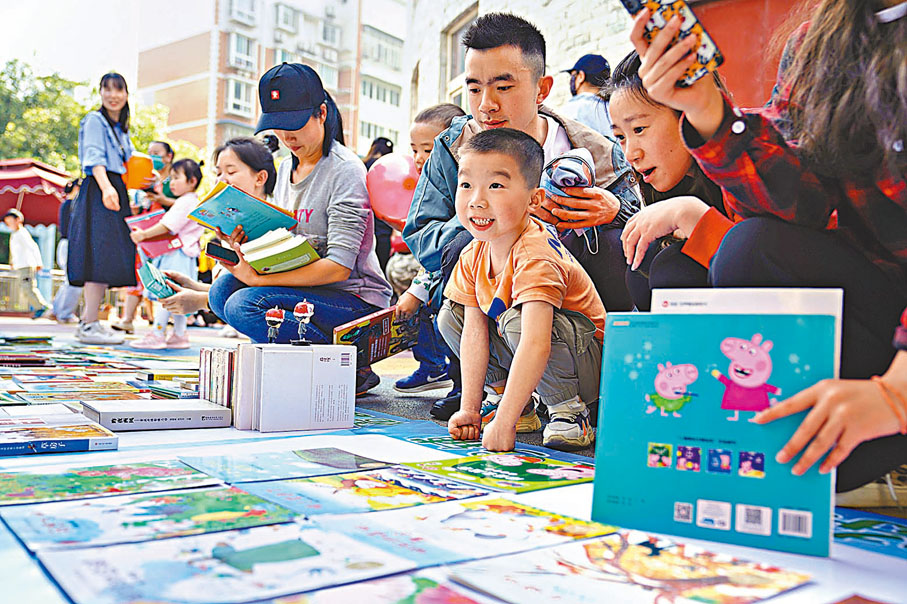 ◆在重慶北碚區青少年活動中心，孩子們在「童趣雜貨舖」中挑選喜愛的圖書。