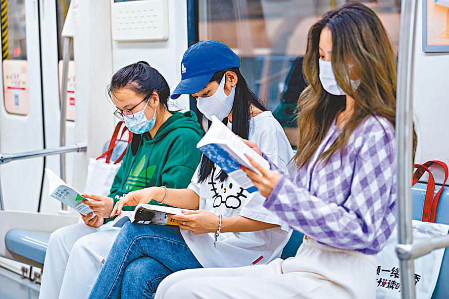 ◆「書香地鐵專列」助乘客在通勤路途享受閱讀。 主辦方供圖