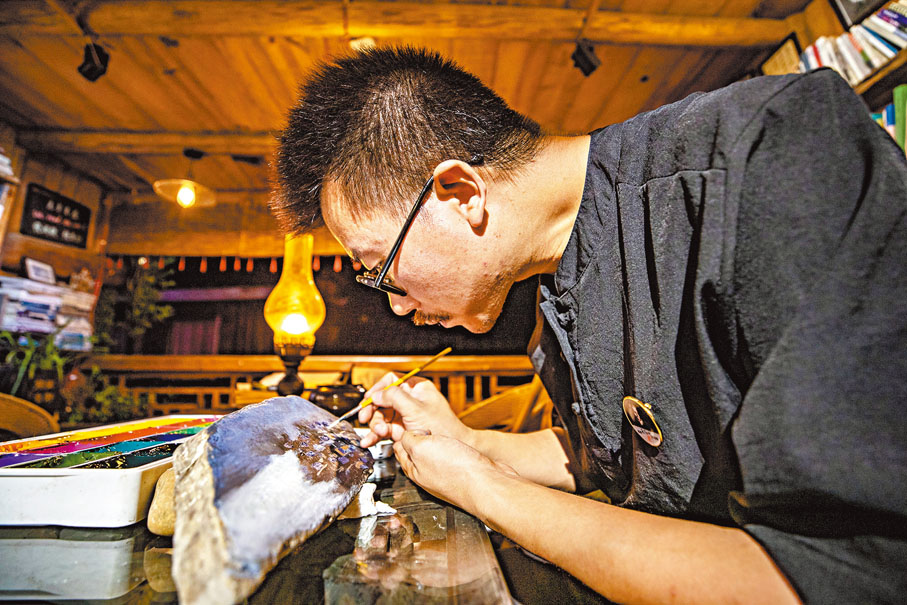 ◆戚玉龍在書屋進行「龍畫石」文創產品創作。