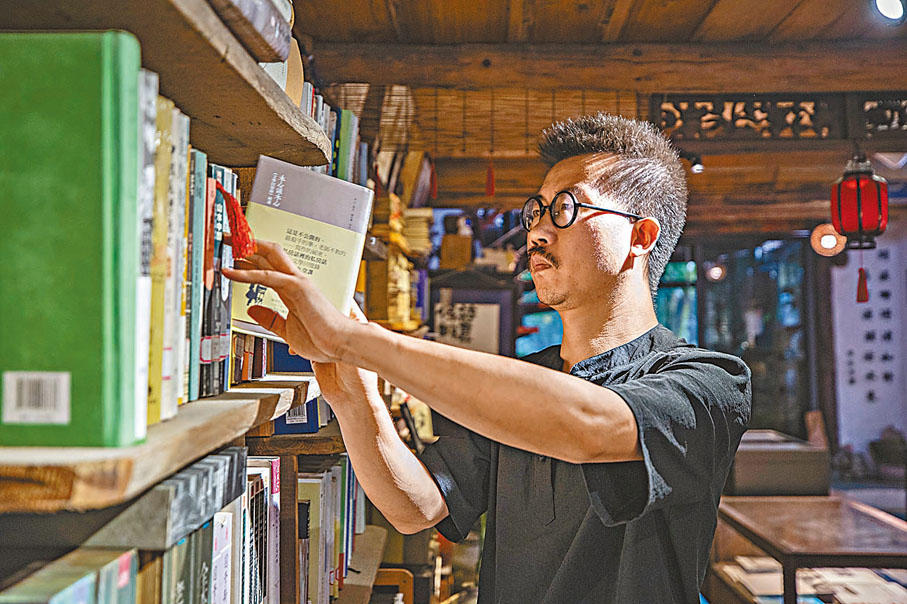 ◆戚玉龍整理「先生書屋」內的書籍。