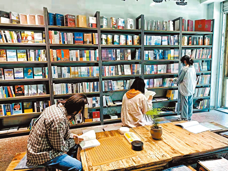 ◆讀者在「鄉愁書院」內閱讀。