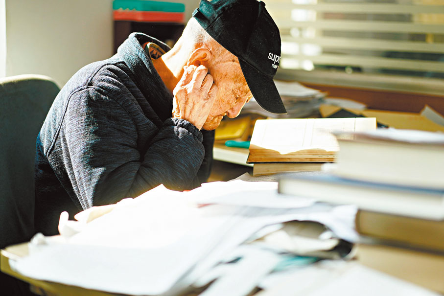 ◆沈燮元在辦公室對《士禮居題跋》書稿進行二校。