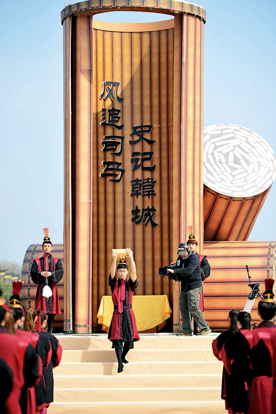 ◆ 司馬遷在歷史上地位尊崇，至今仍受人敬仰。圖為海內外學者及司馬遷後裔在其故鄉陝西省韓城市舉行祭祀大典。 資料圖片