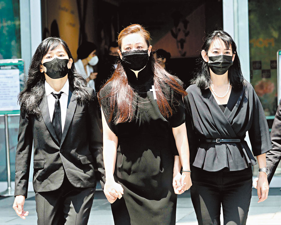 ◆ 王羽的3個女兒王馨平（中）、王加露（左）、王美怡（右）在告別式後步出會場。 中央社圖片