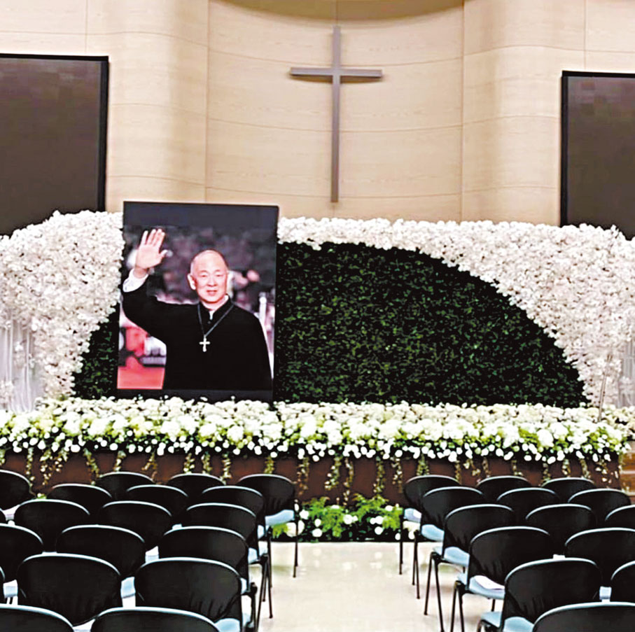 ◆ 追思禮拜現場以白色花海布置，選用王羽以《武俠》入圍金馬最佳男配角獎走上紅地毯的相片作為遺照。