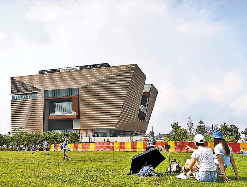 ◆李家超期望將西九龍文化區打造成大灣區文化樞紐。圖為西九文化區香港故宮文化博物館外草坪。 資料圖片