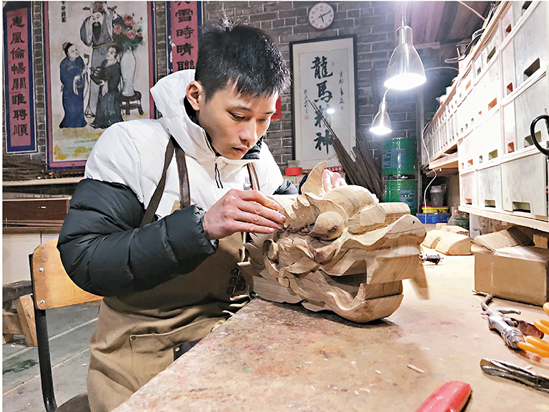 ◆張偉潮在認真製作龍頭。