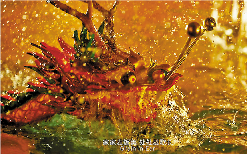 ◆張偉潮製作的龍舟龍頭出現在北京冬奧會開幕式倒計時視頻中。 視頻截圖
