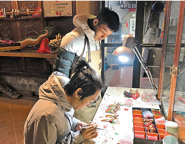 ◆來自全國各地的龍舟愛好者慕名前來學藝。