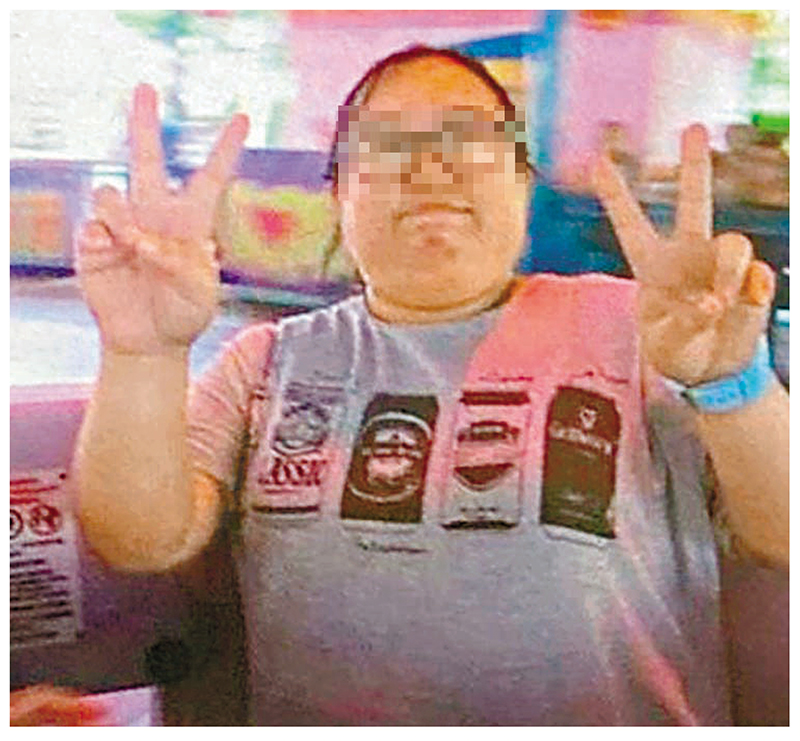 疑兇在運屍途中整理搖搖欲墜的屍體,被女途人用手機拍下及報警。 網上圖片